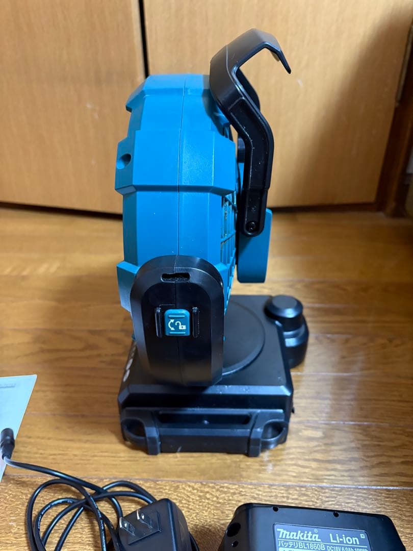 マキタ　充電式ファン CF102D