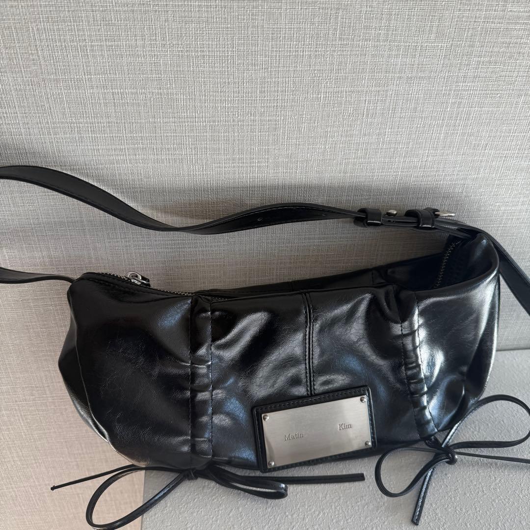 バッグ HALF SHIRRING RIBBON ROUND BAG IN BLACK