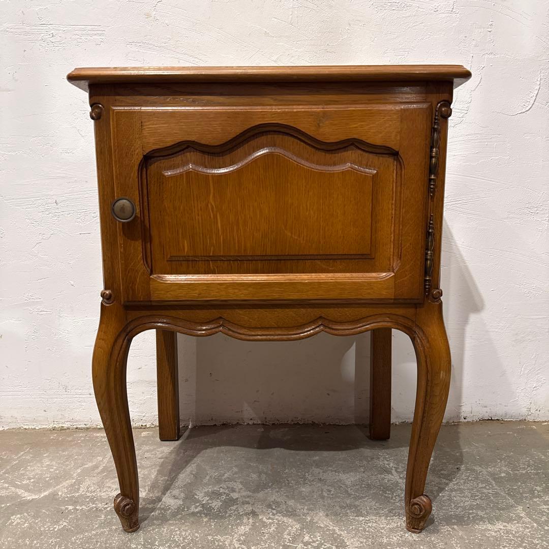 カスミ草ヴィンテージ　木製サイドテーブル　扉収納付き　1