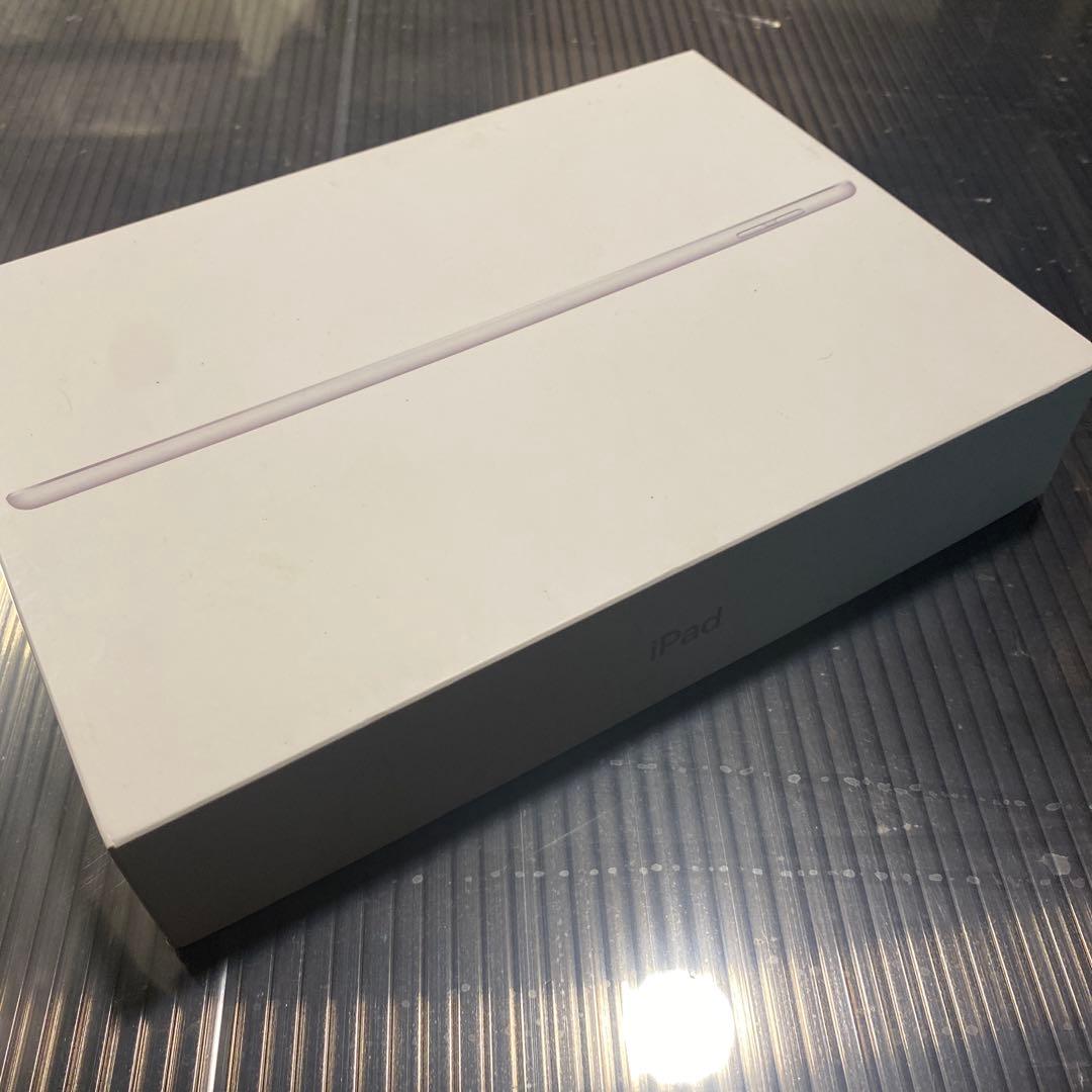 未使用（箱などに汚れあり）iPad (第8世代) 32GB Wi-Fi