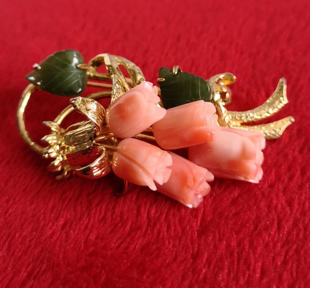ビンテージ ブローチ 美品 ピンク珊瑚 翡翠 彫刻 チューリップ モチーフ