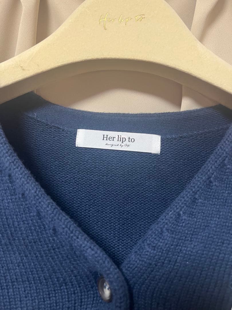 【お値下げ済・美品】herlipto カーディガン ネイビー Vネック 刺繍ロゴ
