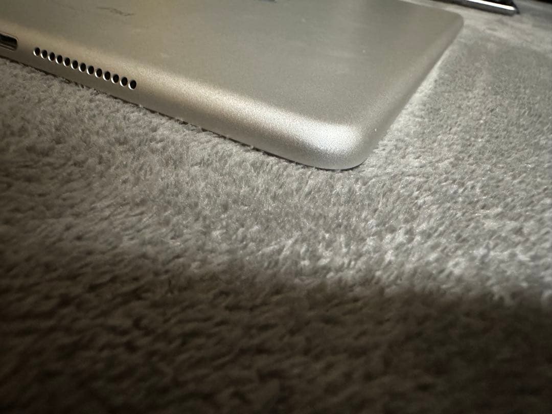 ぱる　Apple iPad 第6世代 32GBホワイト 本体