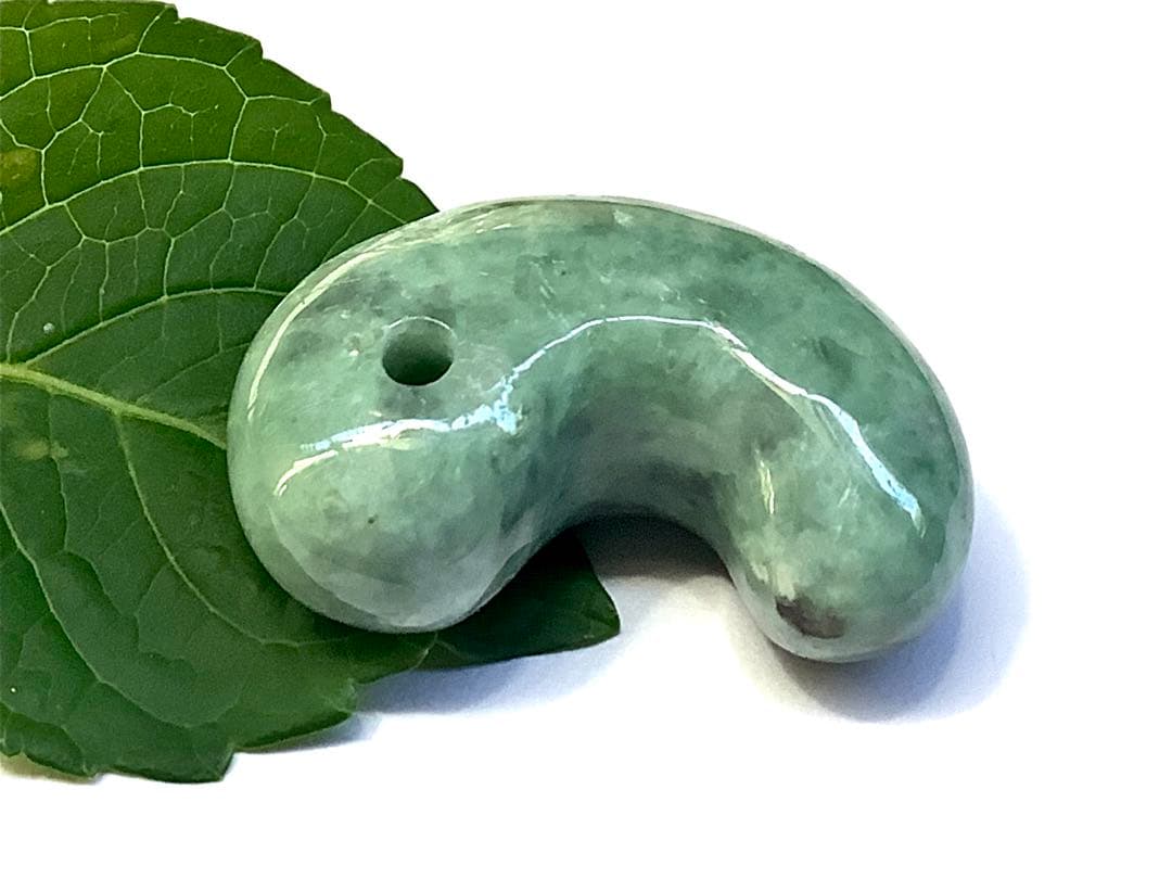 ✳味＊色良し若草色　特大*糸魚川翡翠勾玉　守護石*お守りに‼️　鑑別書取得の本物を