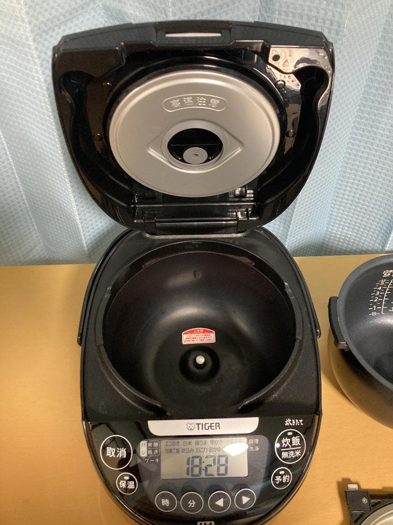 ★美品★２2年製 TIGER JPW-H100 炊きたてIH炊飯器 5.5合炊き