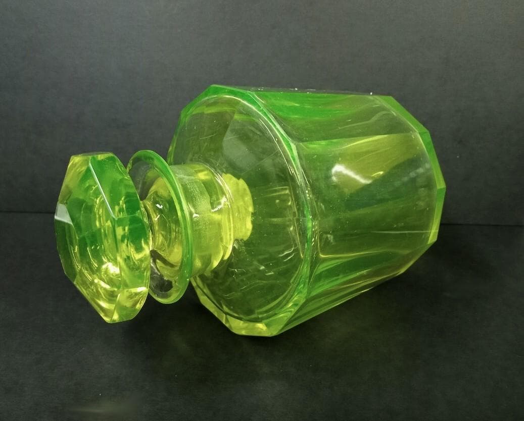 ★P0201★欧州 ウランガラス　12面カット　蓋付　香水瓶　化粧水　ボトル