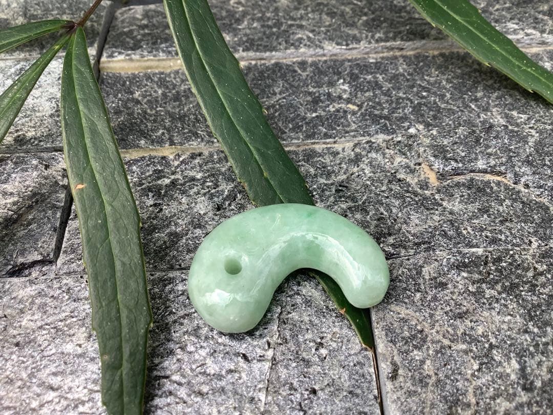 自信の安価お値段‼️自信の品質‼️ 糸魚川翡翠*緑*人気の平塚古墳型勾玉　鑑別書付‼️