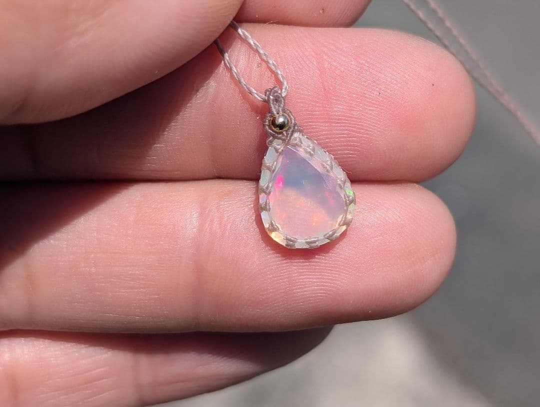 オパールのネックレス