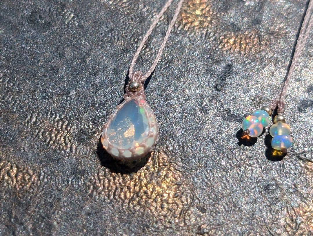 オパールのネックレス