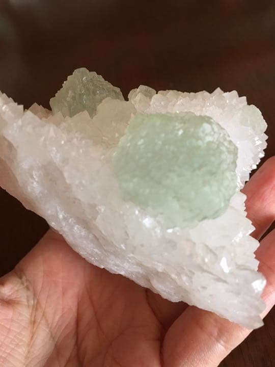 水晶とフローライトの共生！手のひらピッタリサイズの可愛い原石！