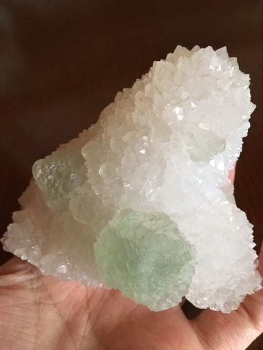 水晶とフローライトの共生！手のひらピッタリサイズの可愛い原石！