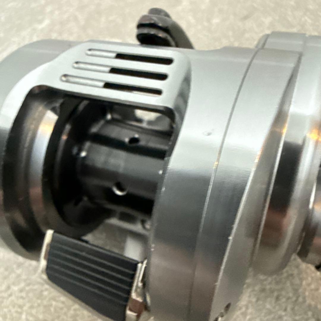 【美品】シマノ　20カルカッタコンクエスト　DC100　右ハンドル