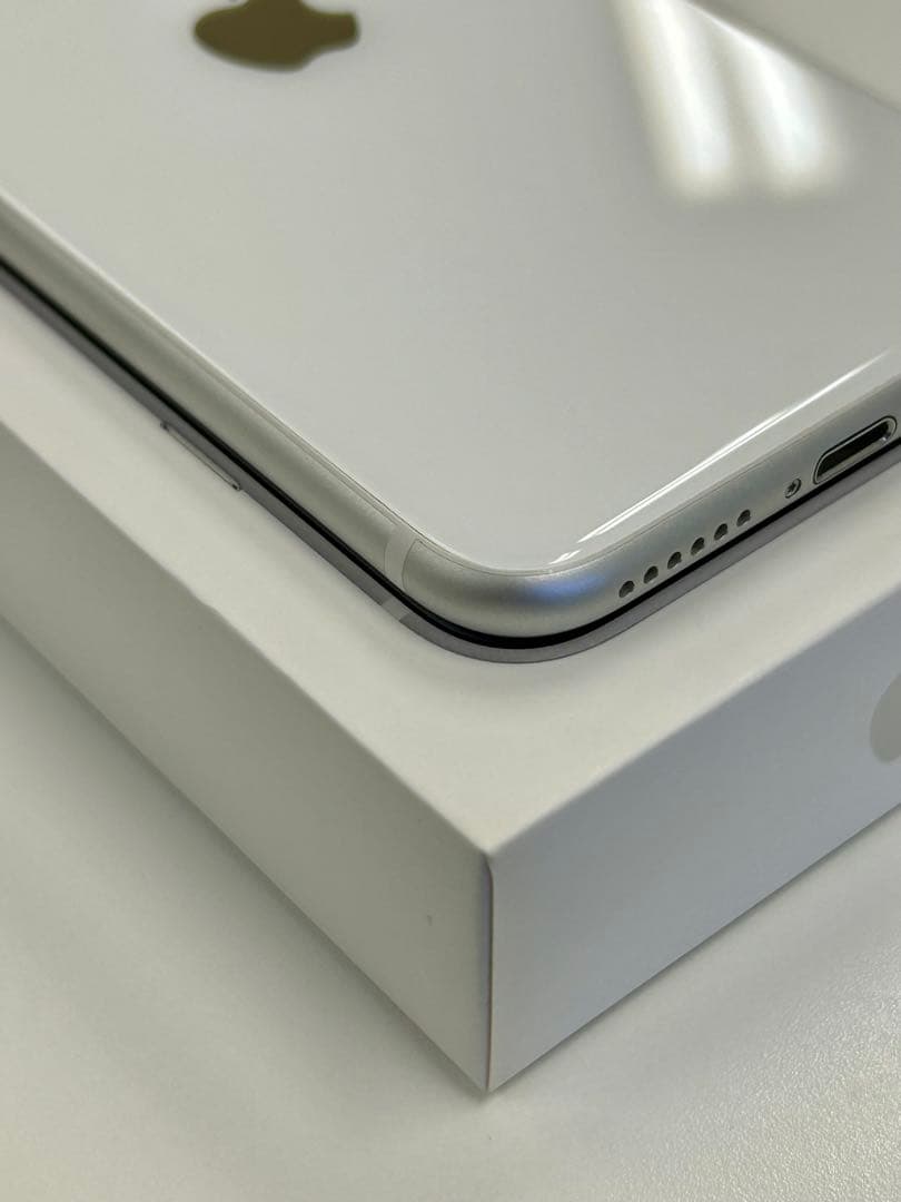 【中古美品】iPhone SE◇ホワイト◇128GB◇専用箱付き◇送料込み◇