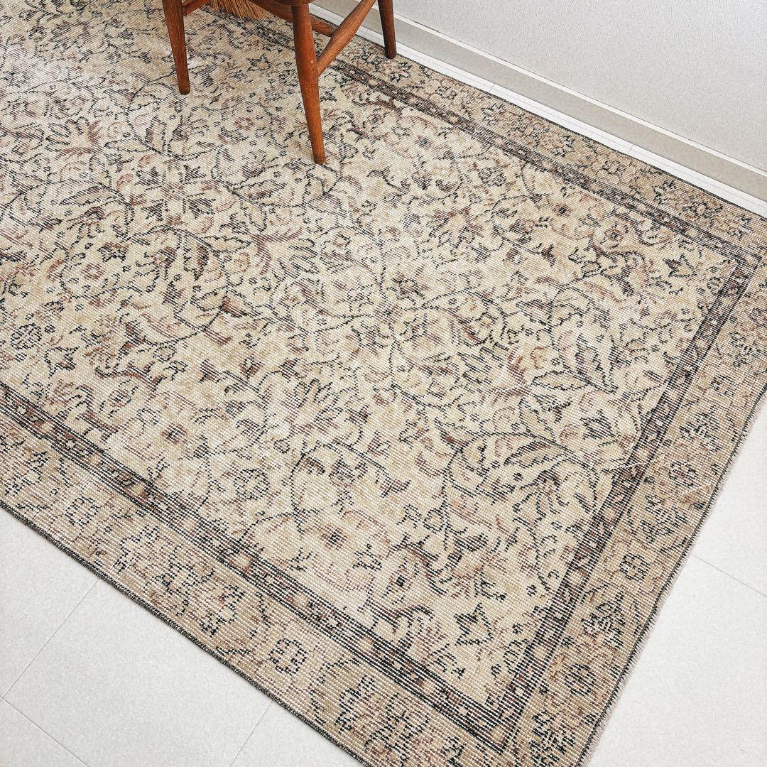 トルコ　ヴィンテージラグ　ベージュ　ブラウン　フローラル