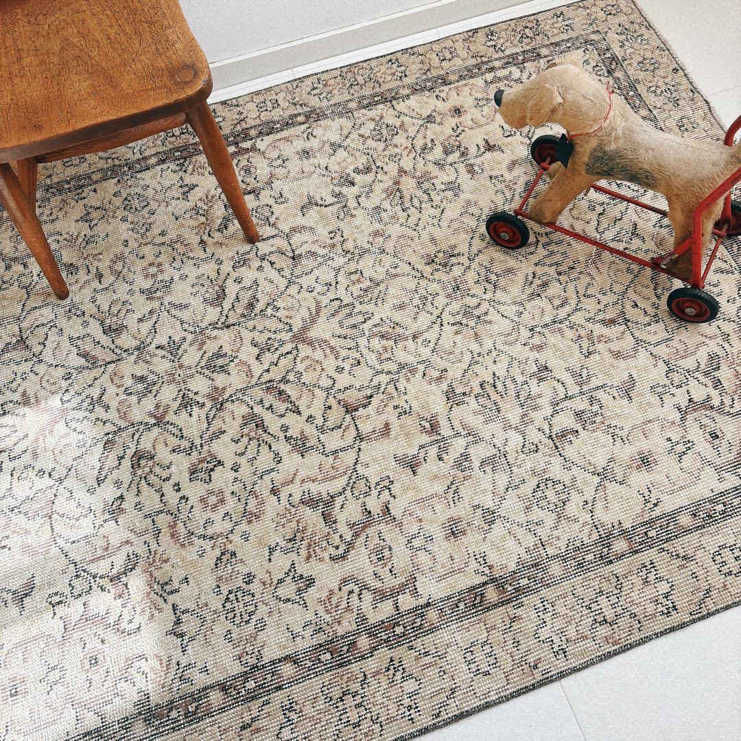 トルコ　ヴィンテージラグ　ベージュ　ブラウン　フローラル