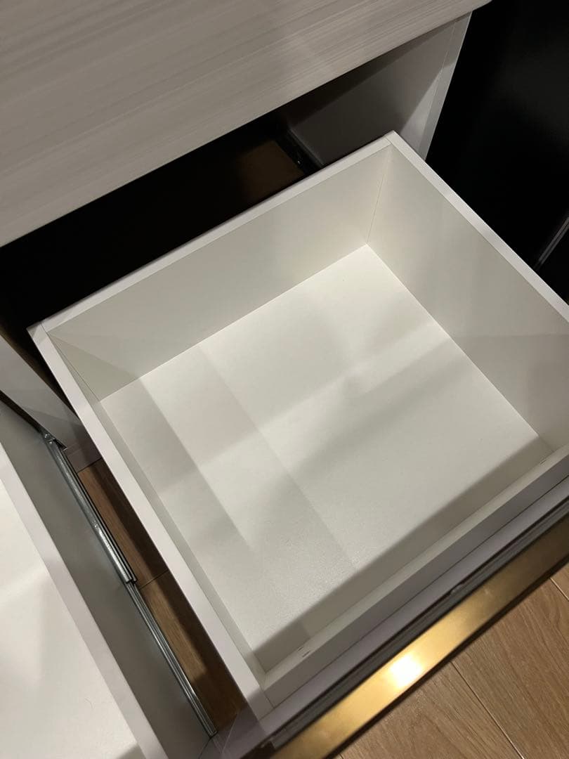 ホワイト食器棚 ガラス扉付き 中型　湯川家具