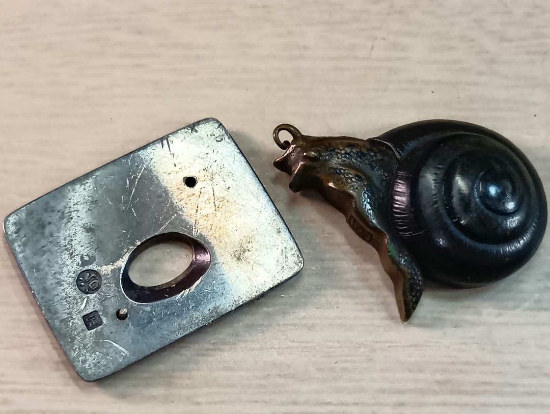 煙草入れ／前金具／蝸牛／在銘あり