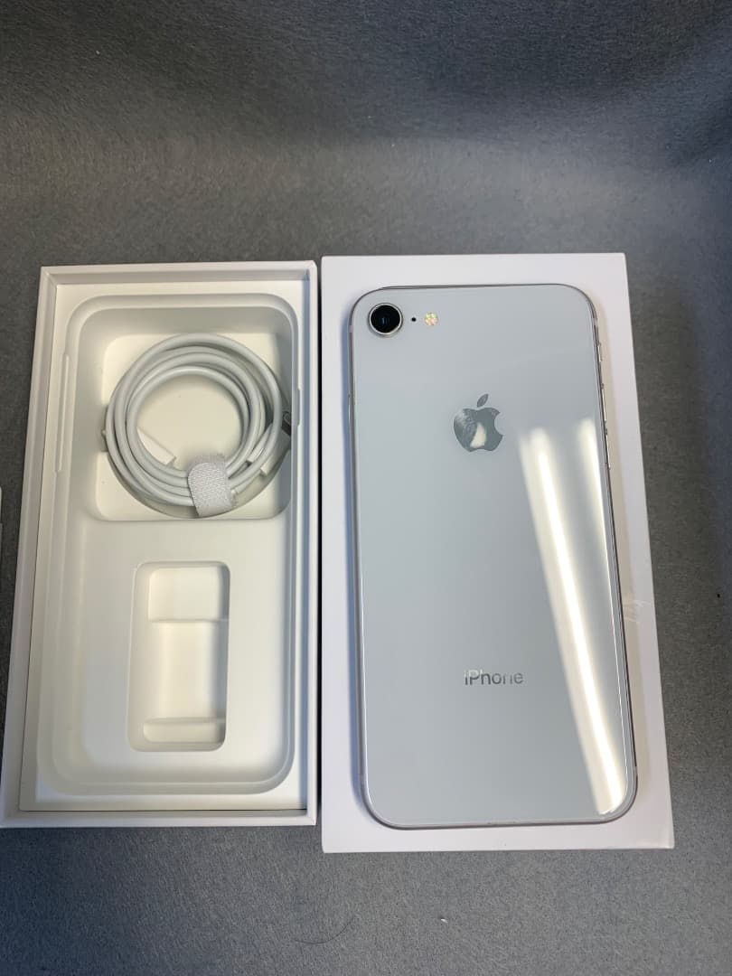 美品　国内版　SIMフリー　iPhone8　64GB ホワイト色