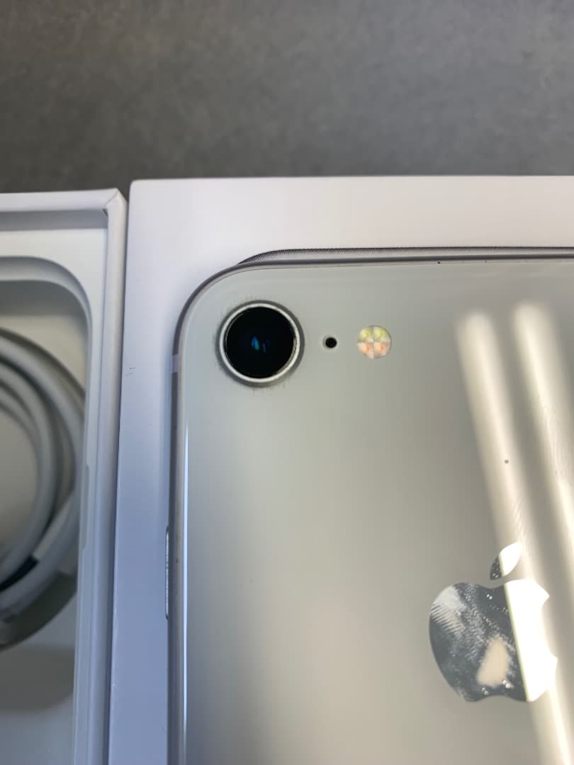 美品　国内版　SIMフリー　iPhone8　64GB ホワイト色