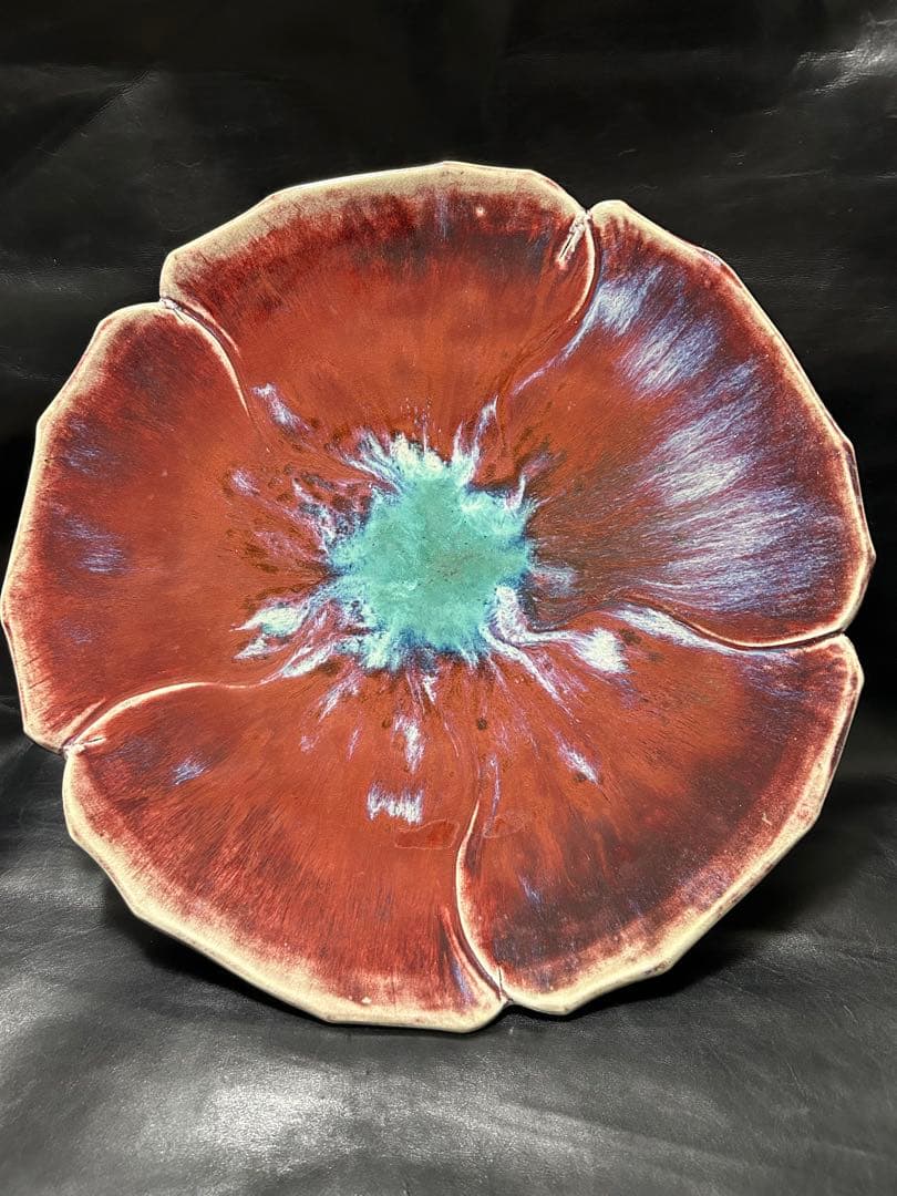 美しい古美術◾️蔵から美しい花がかたどられた大皿が出てかきました。