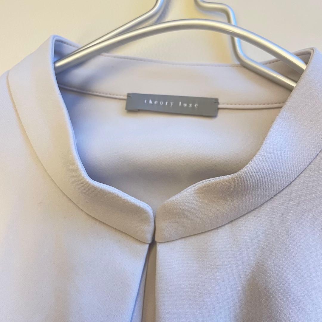 25モデル✨セオリーリュクス　サテン バンドカラー ブラウス 比翼 ライトグレー