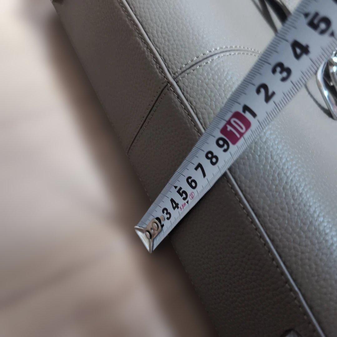 カフネ　グレージュのバッグ