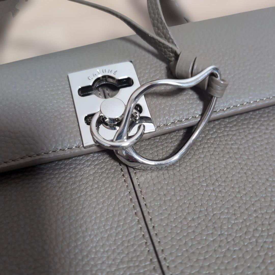 カフネ　グレージュのバッグ