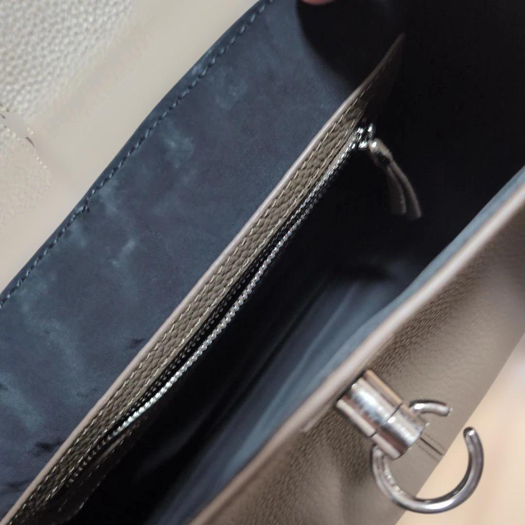 カフネ　グレージュのバッグ