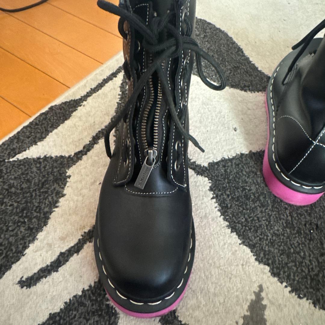 Dr. Martens ジッパー付きブーツ ブラック/ピンク