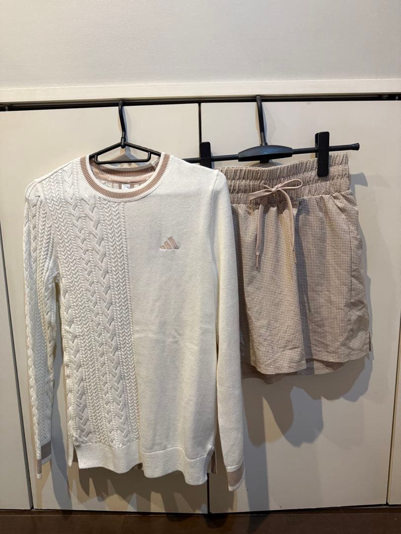 adidas 白ニットとベージュキュロットセット
