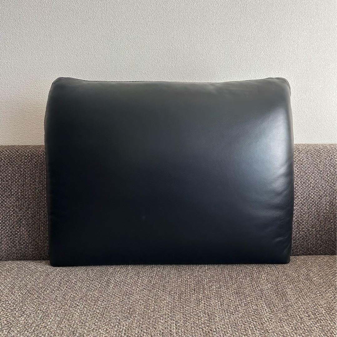 ②IDC大塚家具黒本革背クッションボルスター付きブラックレザーソファ背もたれ