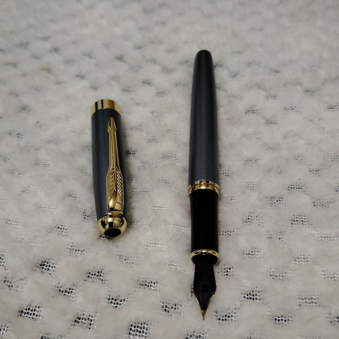 グレーの金属製万年筆4