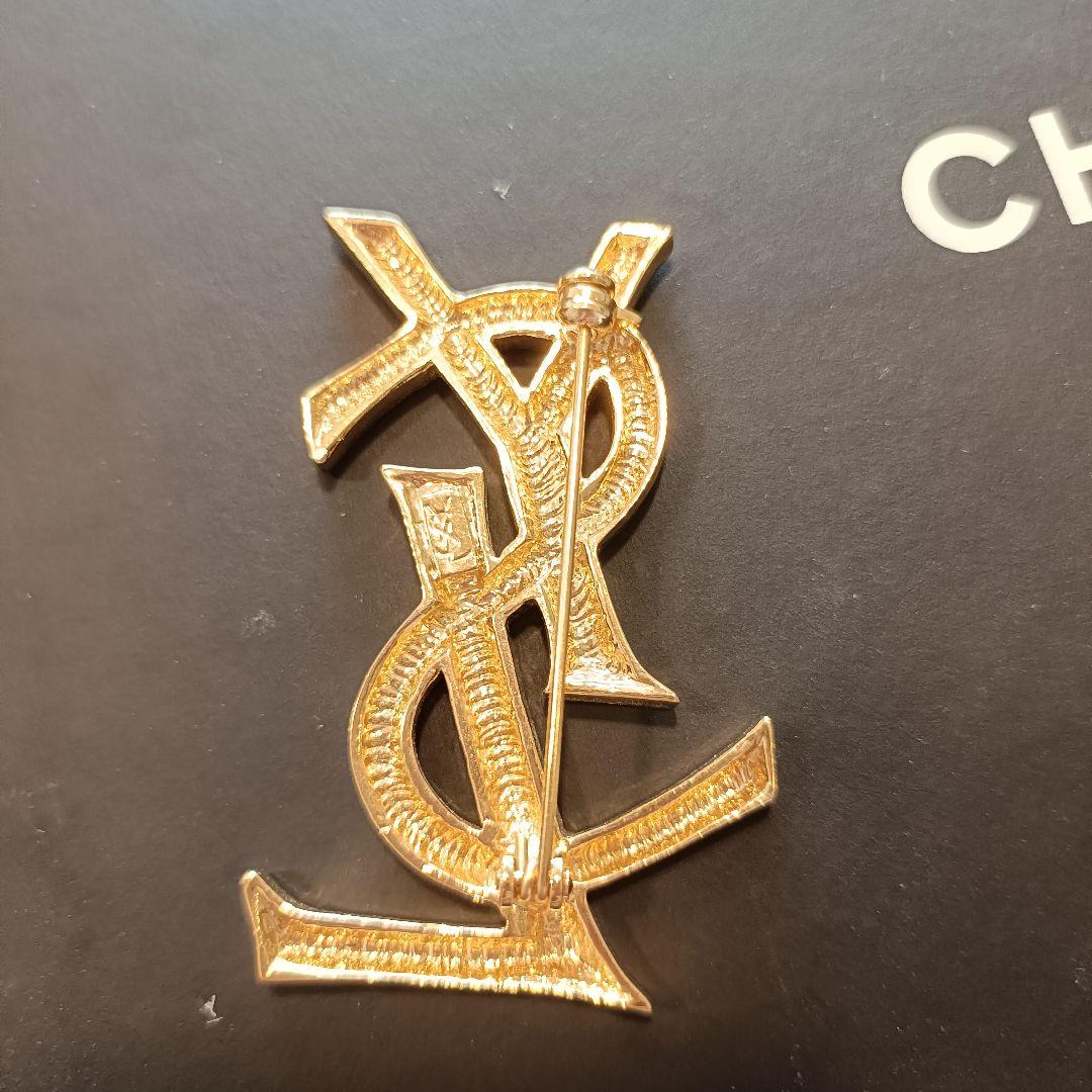 イヴサンローラン　ブローチ　ゴールド　ロゴ　付属品なし