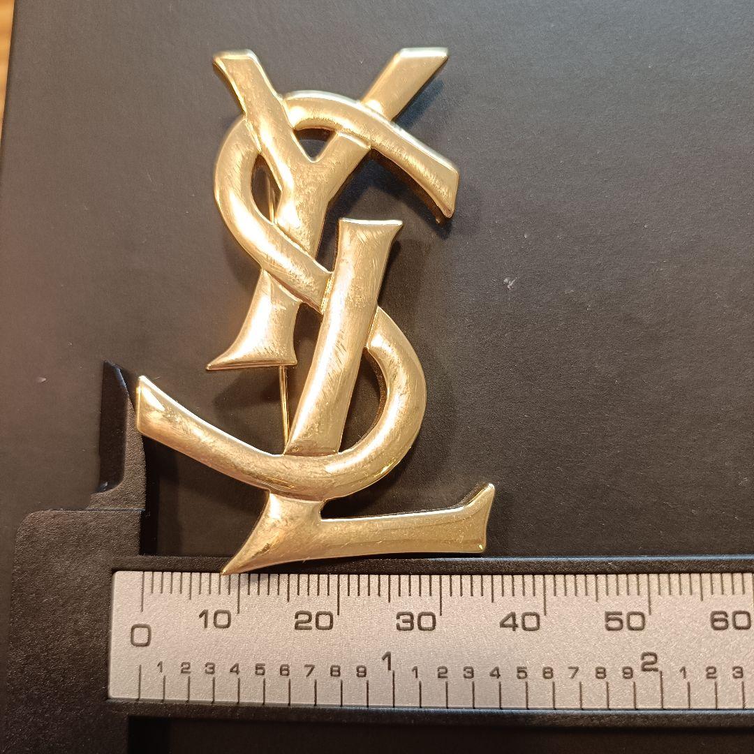 イヴサンローラン　ブローチ　ゴールド　ロゴ　付属品なし