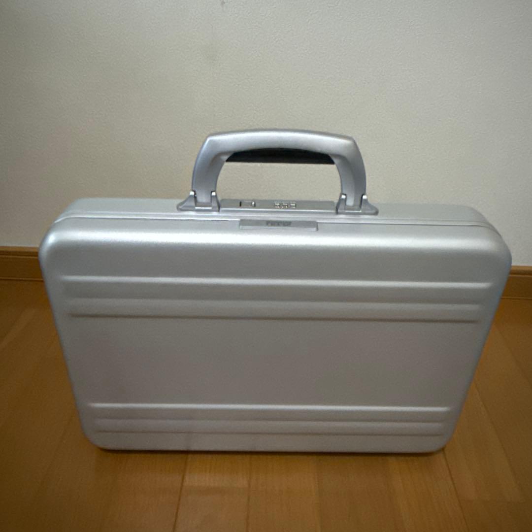 あずる様用【ZERO HALLIBURTON】 アルミケース 中型