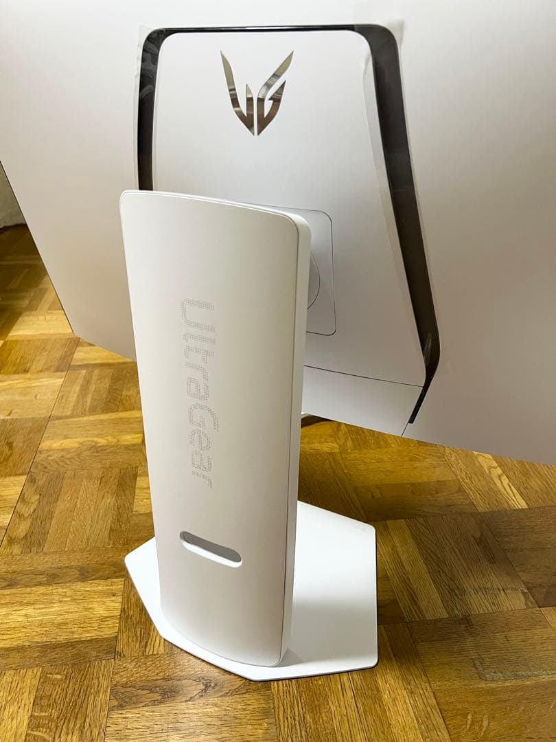 LG UltraGear OLED 32GS95UV-W 本体