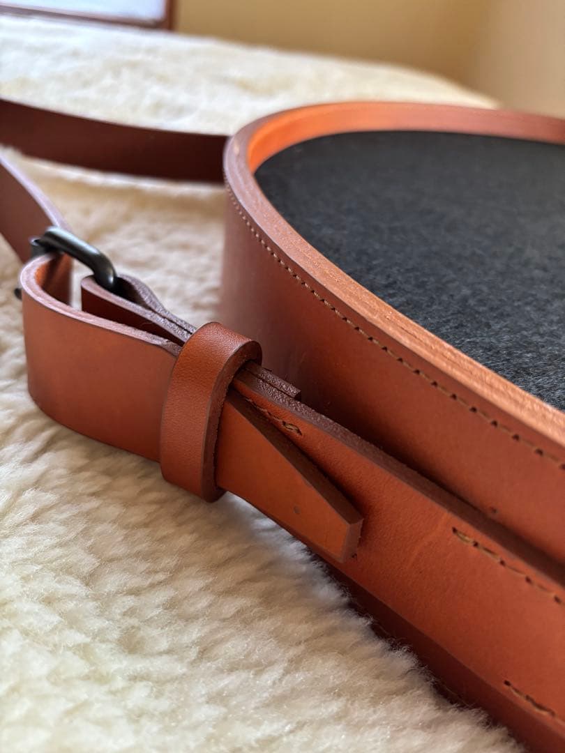 イタリアンレザーベルト壁掛けミラー