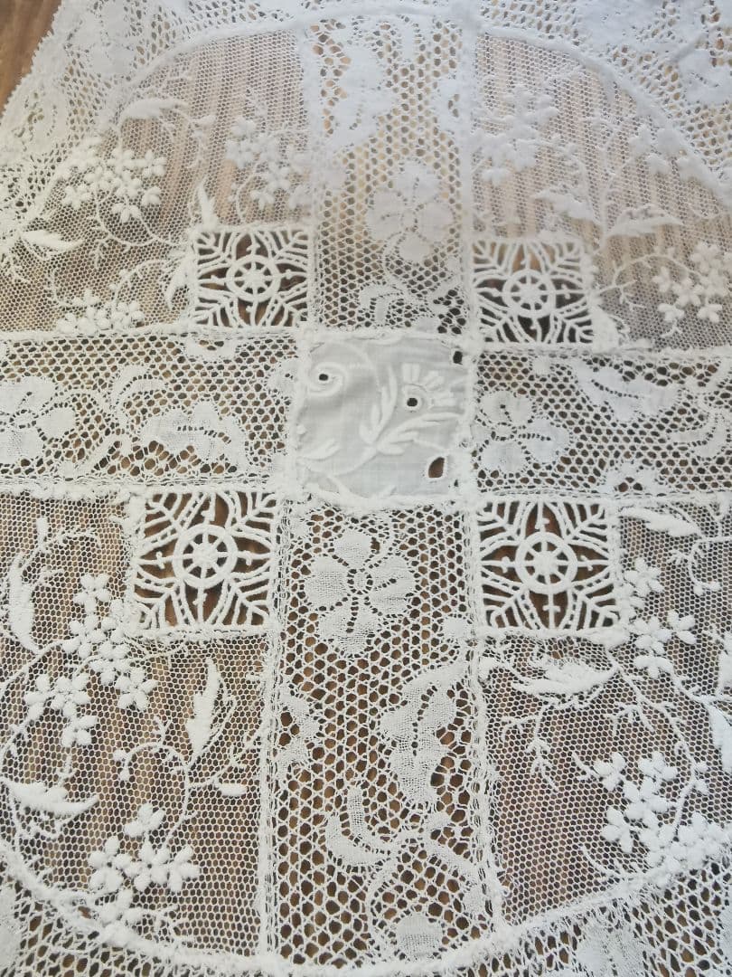 アンティーク ノルマンディーレースドイリー 十字架モチーフ パッチワーク 花刺繍