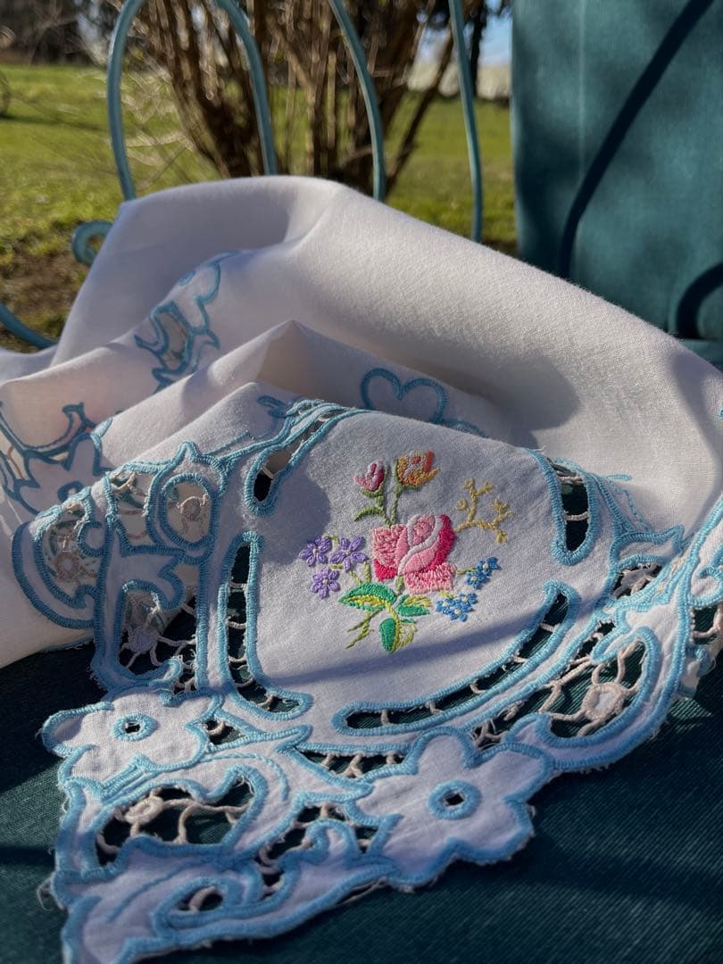 ◆フランスアンティーク｜乙女な手刺繍テーブルクロス、水色花姫レース小さめ正方形