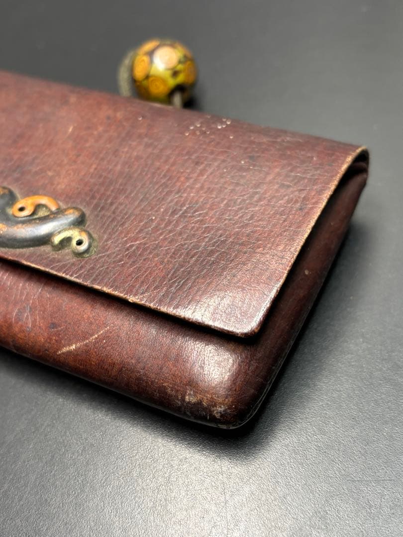 骨董品 煙草入れ 提げ物 勾玉 木製磨出 時代物 アンティーク 革製 英勲刻印