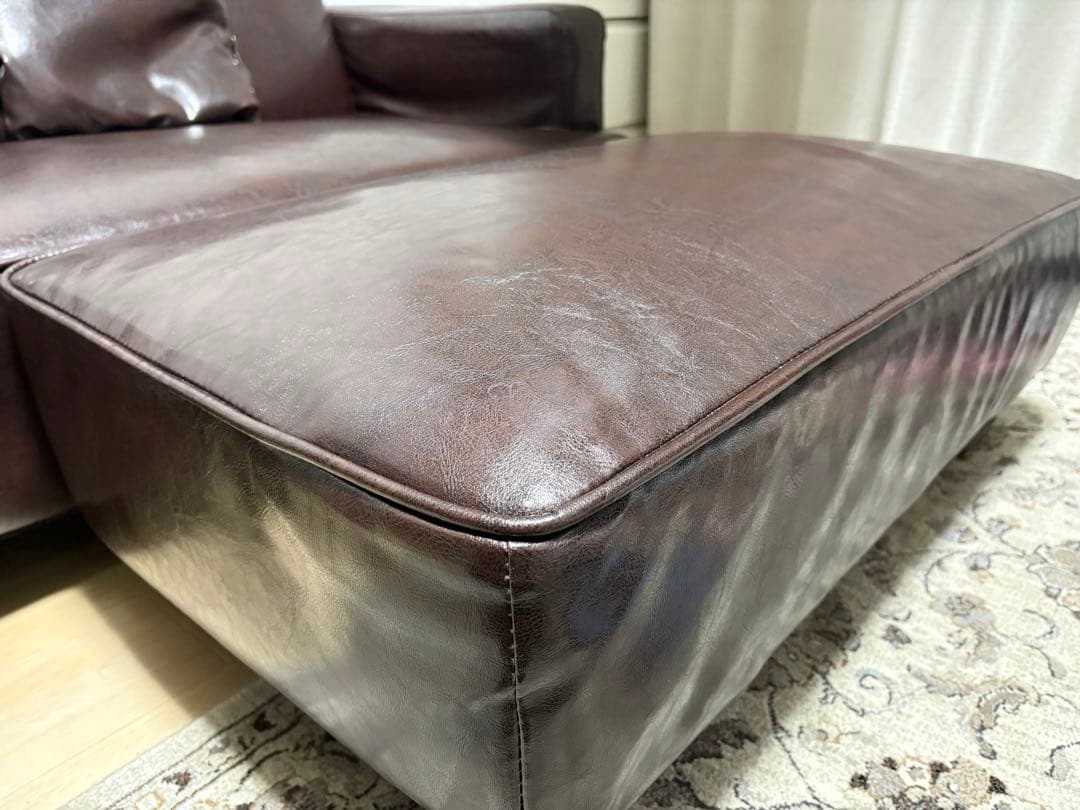 ブラウン合成皮革2人掛けソファ　オットマン　クッション2つ