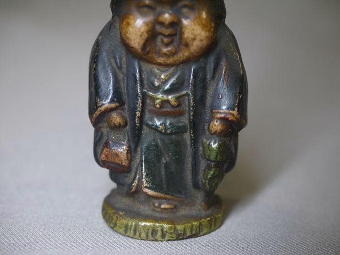 小さな可愛いお福さん　傘とバッグを持つ立ち姿　お多福　おかめ　福の神　土人形