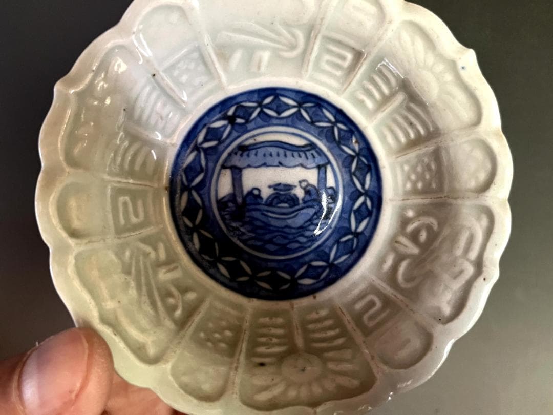 皿■古伊万里陽刻染付輪花小皿 成化年製 稜花形 船に乗る人物 江戸期 時代骨董■