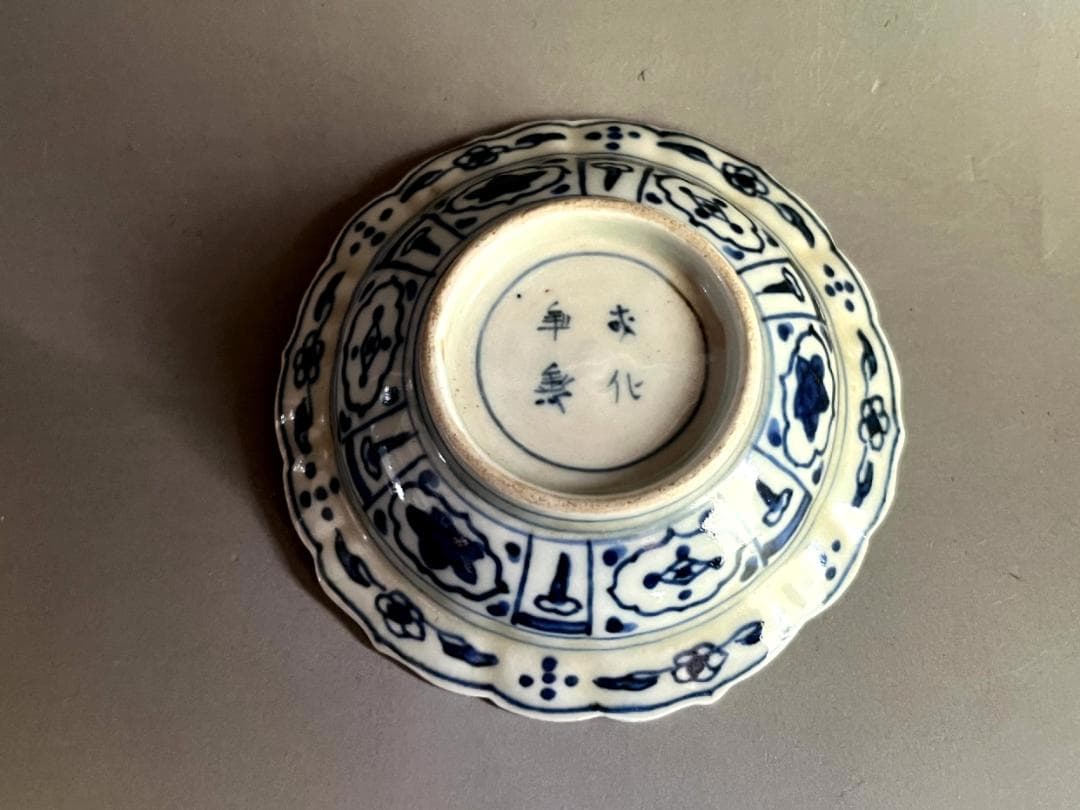 皿■古伊万里陽刻染付輪花小皿 成化年製 稜花形 船に乗る人物 江戸期 時代骨董■