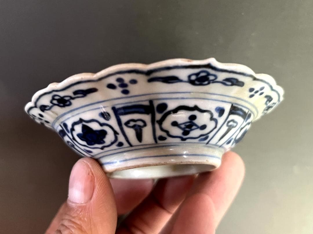 皿■古伊万里陽刻染付輪花小皿 成化年製 稜花形 船に乗る人物 江戸期 時代骨董■