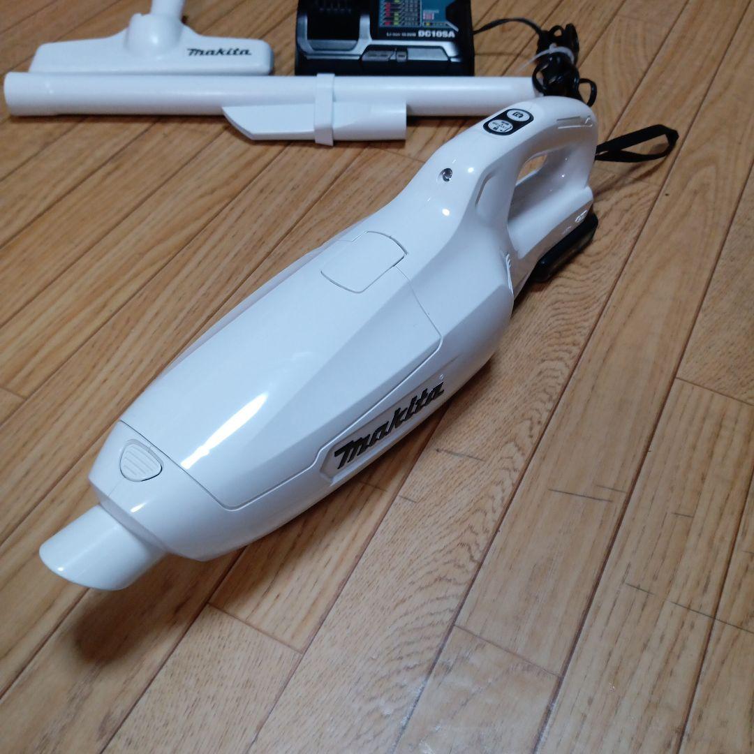 マキタ10.8V充電式クリーナ　CL107FD 純正バッテリーと純正充電器付