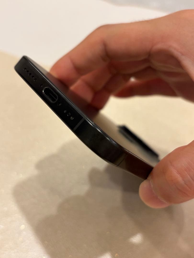 Apple iPhone 16Pro ブラックチタニウム本体（おまけ付き）