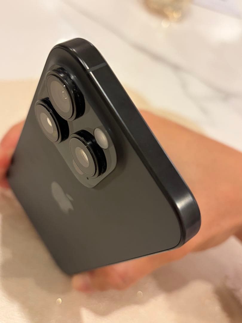 Apple iPhone 16Pro ブラックチタニウム本体（おまけ付き）