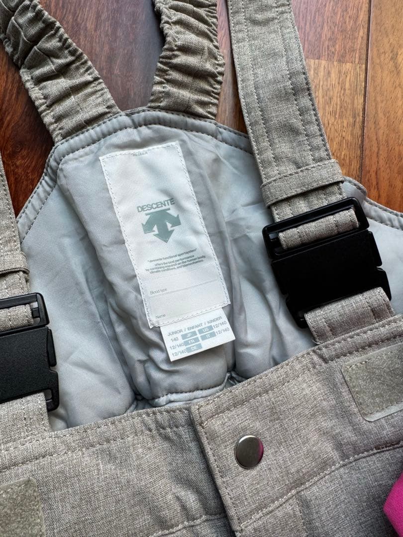 【お値下げ】DESCENTEスノーウェア140 &おまけ130手袋2種類セット
