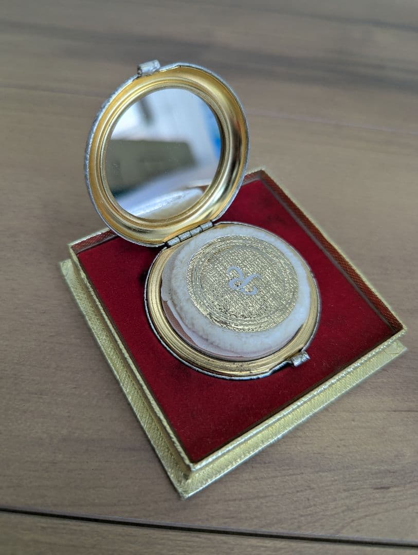 REVLON アンティーク コンパクトケース シルバーカラー 箱付き 未使用品